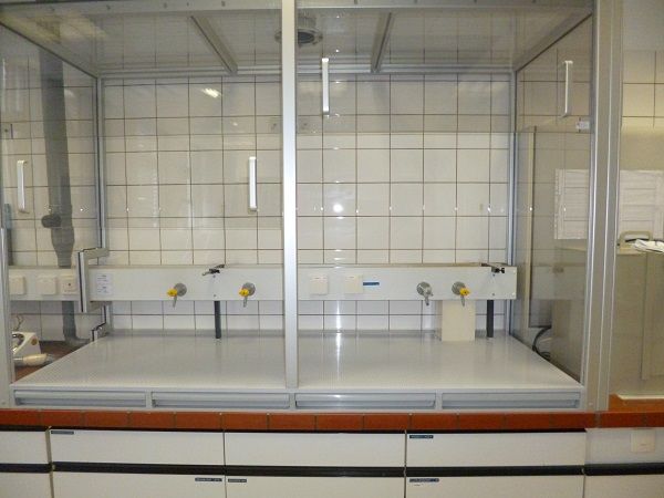 IKS Kunststoff- und Stahlverarbeitungs GmbH Ingelheim Laborabzuege Einhausung einer Absaug- und Auffangstation