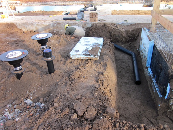IKS Kunststoffrohrleitungsbau Bodenplatte erdverlegt mit angeschlossenen Bodenabläufen