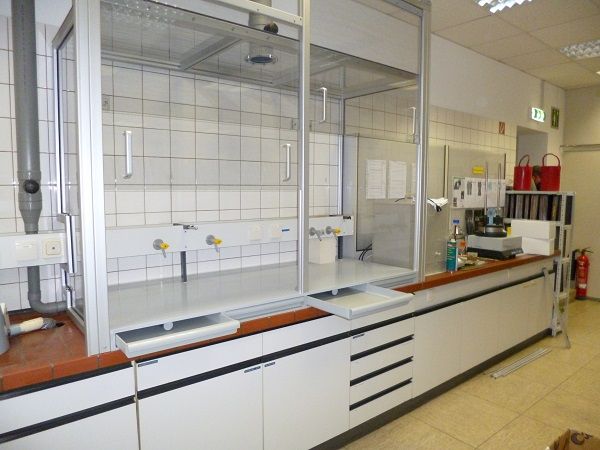 IKS Kunststoffbau Sonderbauteile Lüftungsbau Laborabsaug- und Auffangstation Einhausung mit Abzügen