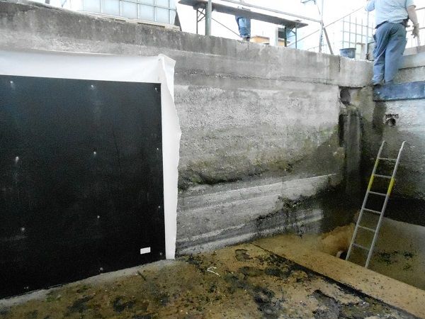 IKS Kunststoffauskleidung – Anbringung des Schutzvlieses und der PE-HD-Massivplatten 12 mm an der Wand