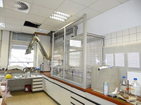 IKS Kunststoffbau Sonderbauteile Lüftungsbau Laborabzug und Auffangstation mit Einhausung