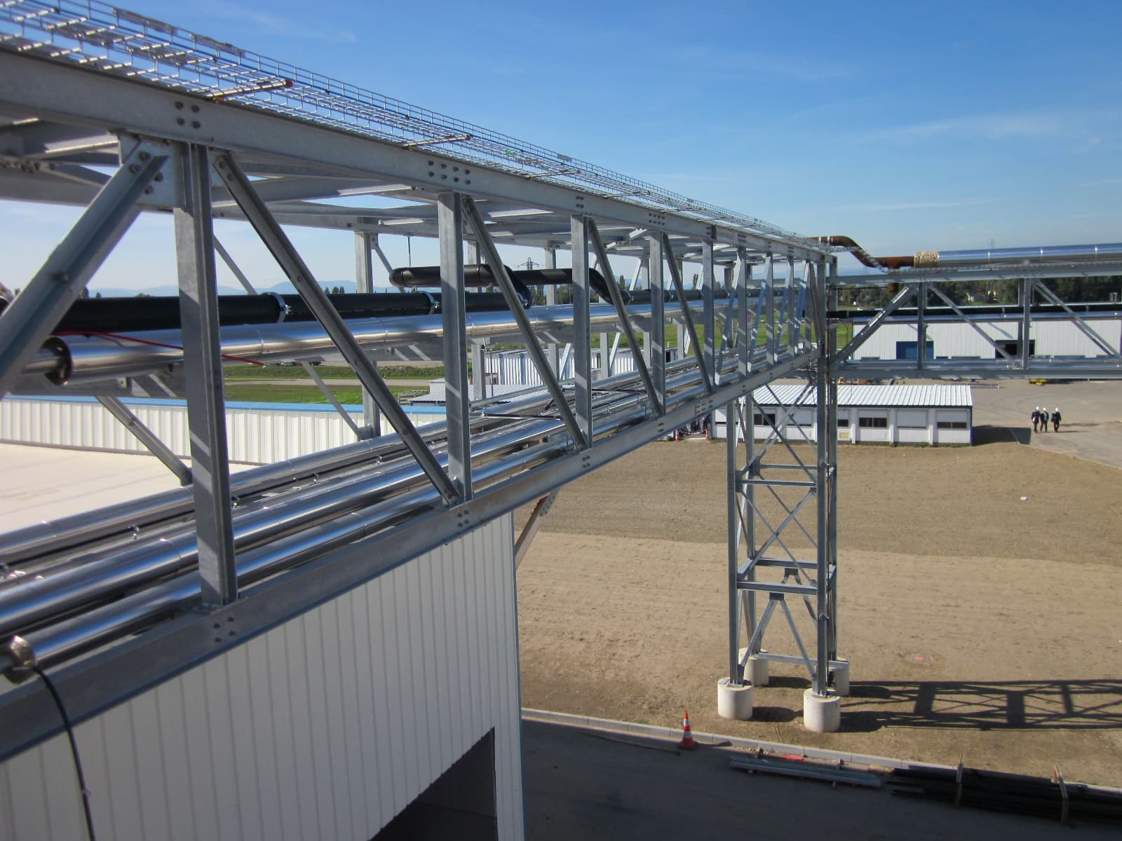 IKS Kunststoffrohrleitungsbau Verlegung PE-Rohrleitungen auf einer Rohrbrücke