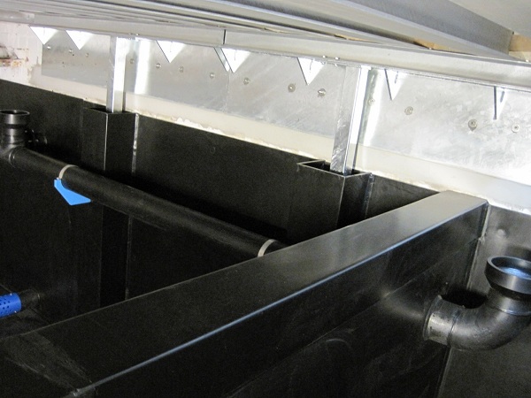 IKS Kunststoffauskleidung – PE-HD-Kunststoffauskleidung eines Kellerraums mit verkleideter Stahltrennwand